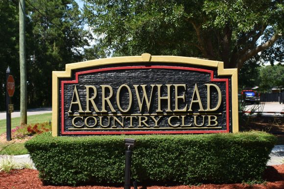 The front sign to Arrowhead Country Club.